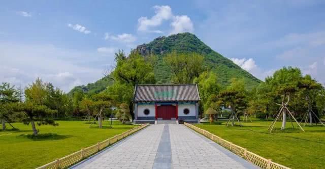 有山名鹊，有山如华，千百年来注视着云起云落，繁华与衰落