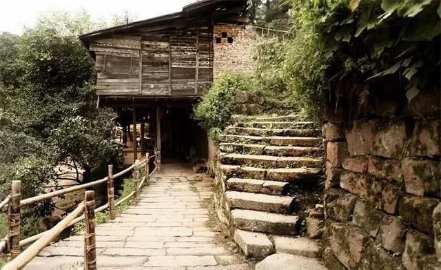 该景区真机智,免掉30块钱的门票,换来的是人生人海的游客