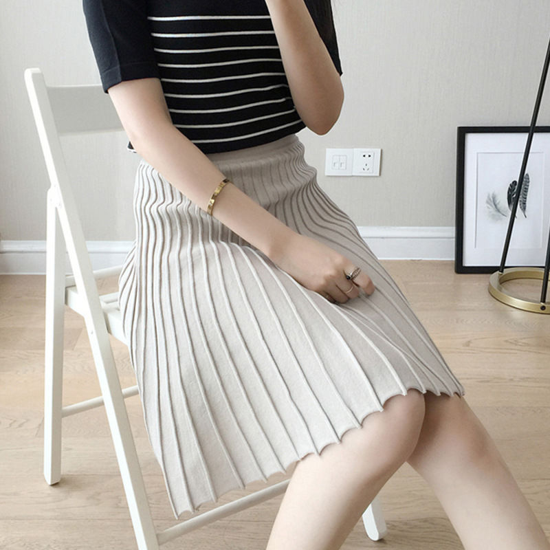 告诉你，半身裙穿在膝盖之上，配双裸鞋，显高尤其气质