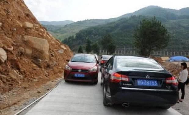  「车尾」“超车看车头，会车看车尾”是何意思？驾校教练：别说