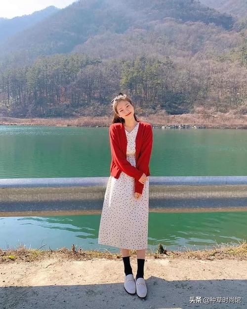 『 反差感』+ 裙子”才是今春王炸穿搭，扔掉高跟鞋！“平底鞋