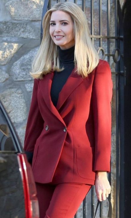 伊万卡爱上红色紧身衣 凸显傲人腰线，旁边弟弟霸道总裁范太抢镜