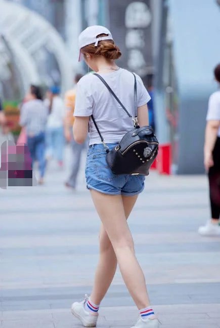 小姐姐超短牛仔裤尽显一双迷人大长腿，紧身的感觉完美的展现了小