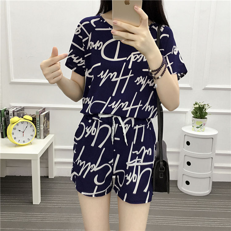 现在的女人真大胆,穿超短裤+高跟鞋出门,美的路人都迈不开腿