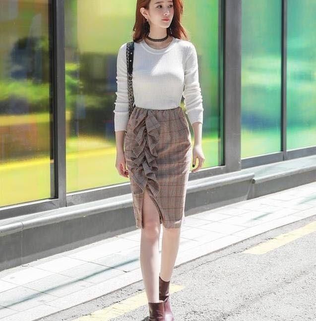 街拍:身材火辣清秀亮丽的小姐姐，简单大方完美凸显甜美气息!