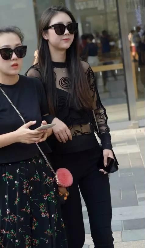 街拍：闺蜜在一起长了，连穿衣服都互相影响，风格越来越相近！