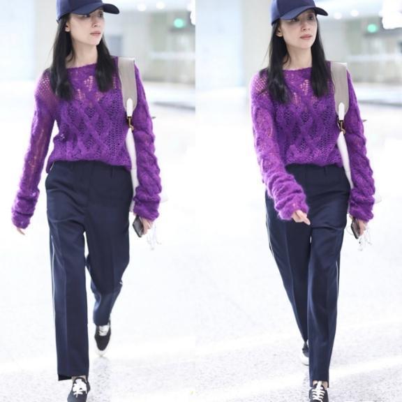 38岁董洁终于换风格了, 换一身透视镂空毛衣, 成熟好质依旧满分