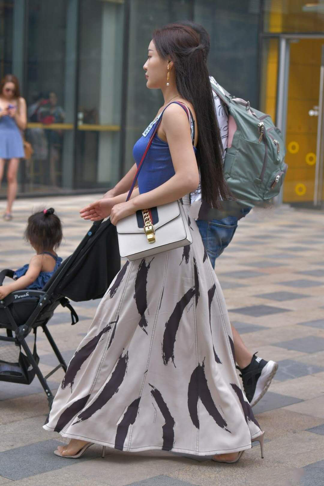 街拍：辣妈穿吊带背心搭配长裙，有种成熟女性的温婉味道！