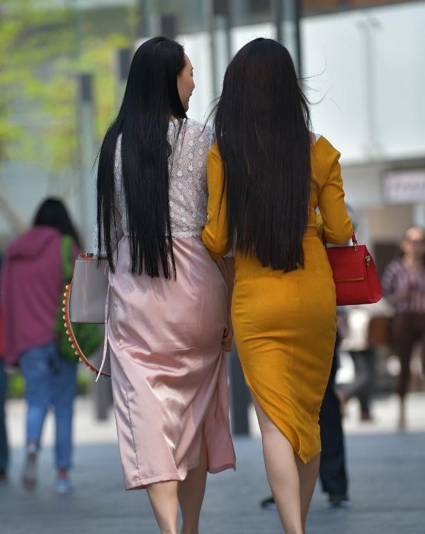 街拍:深V两姐妹，各有千秋不分上下!