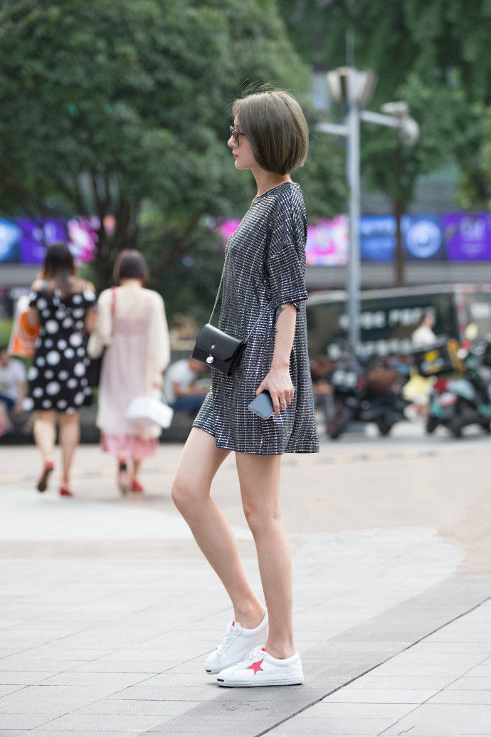 重庆街拍，高配颜值与身材，女神范十足的出街搭配