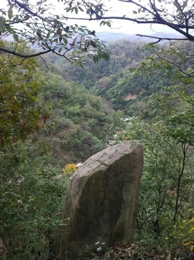 河南有一风景如画的河谷景区，红石遍布瀑潭相连，吃住便宜无门票