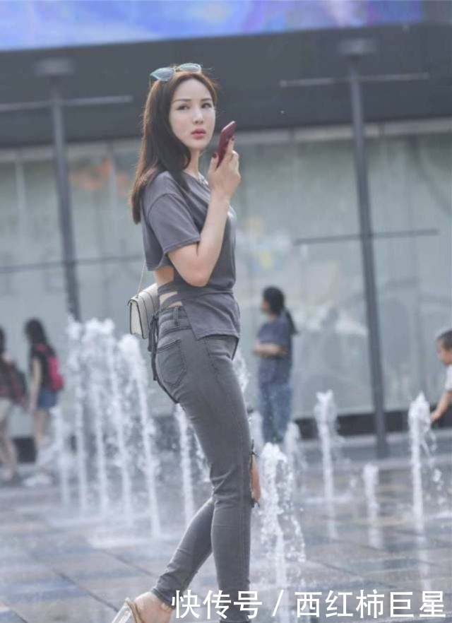 『气质』牛仔裤时髦又减龄呈现女人魅力,能展现出你优雅的时尚品位