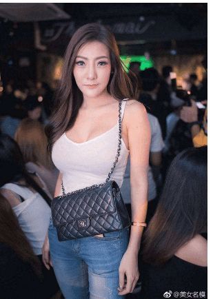 街拍: 烧烤摊上遇到的小姐姐, 图2小姐姐秀色可餐