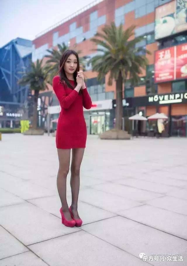 街拍:步行街上的妙龄小姐姐，黑丝袜配细高跟凸显强烈的质感