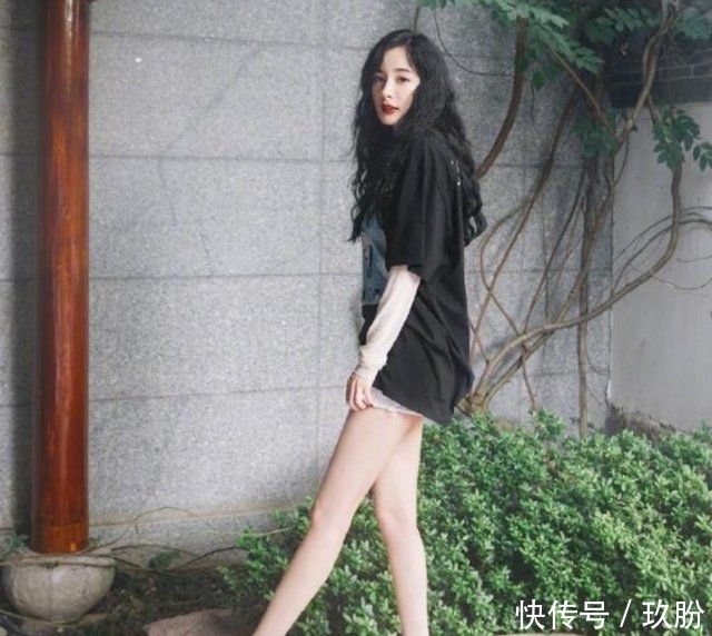 『 调皮』光脚踩石头美腿吸睛,这腿我P都不敢这样P,杨幂真“调皮”