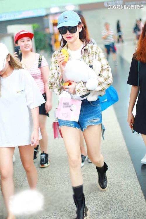 戚薇胖了也敢穿超短热裤秀美腿，网友：李承铉太宠爱她！