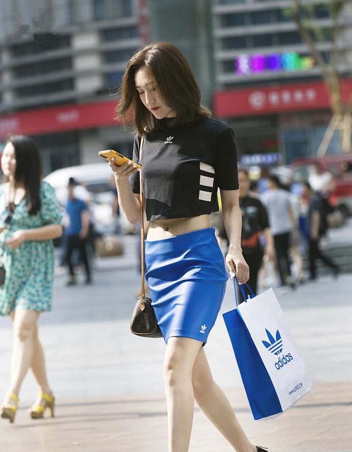  「衣品」路人街拍:小姐姐气质好衣品好,轻松就展现出女人的魅力!