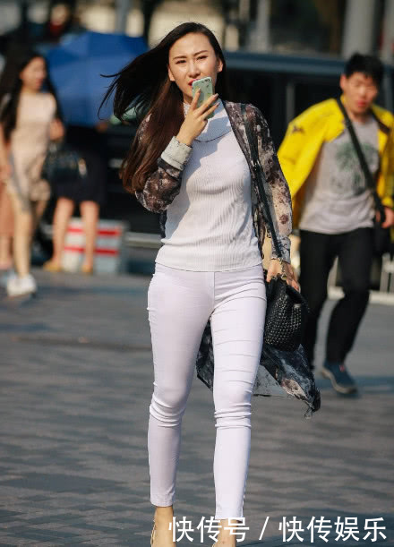 白色紧身裤小姐姐表情酷酷的，这么清新温和的外形和表情实在不搭