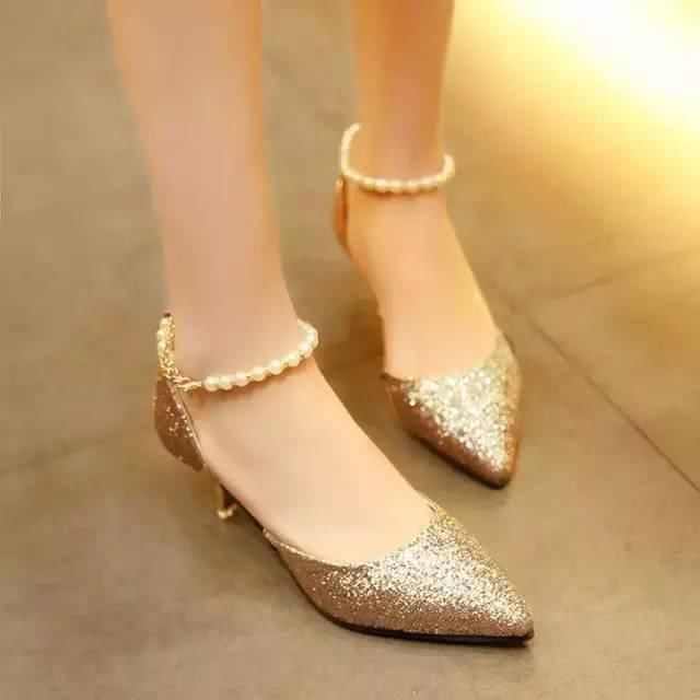 女人不用怕比例不好，秋天正好穿双高跟鞋来改良，穿上显高没商量