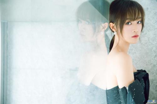 蓝盈莹曼妙身姿展精致锁骨 干练十足演绎职场时尚