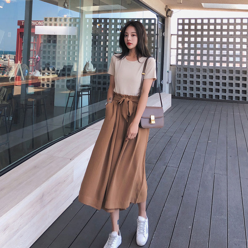 今年秋天流行穿牛仔裤?如今社会女人都学下面穿，时髦巨实惠