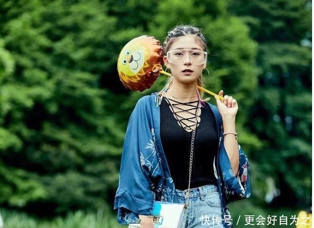  『美女』街拍：百看不厌的美女，丰盈饱满韵味十足，凸显优美身材