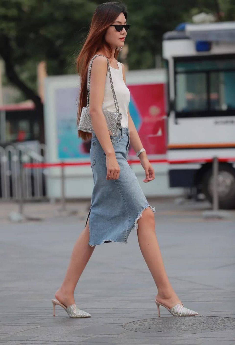 街拍:牛仔一步裙高跟鞋美女