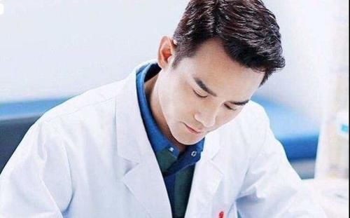  『女人』张爱玲《红玫瑰与白玫瑰》：男人真心爱的，往往是这一种女人