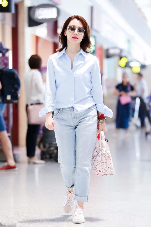 41岁陈数现身机场，腿短腰粗现原形，网友：女神你还是穿裙子吧