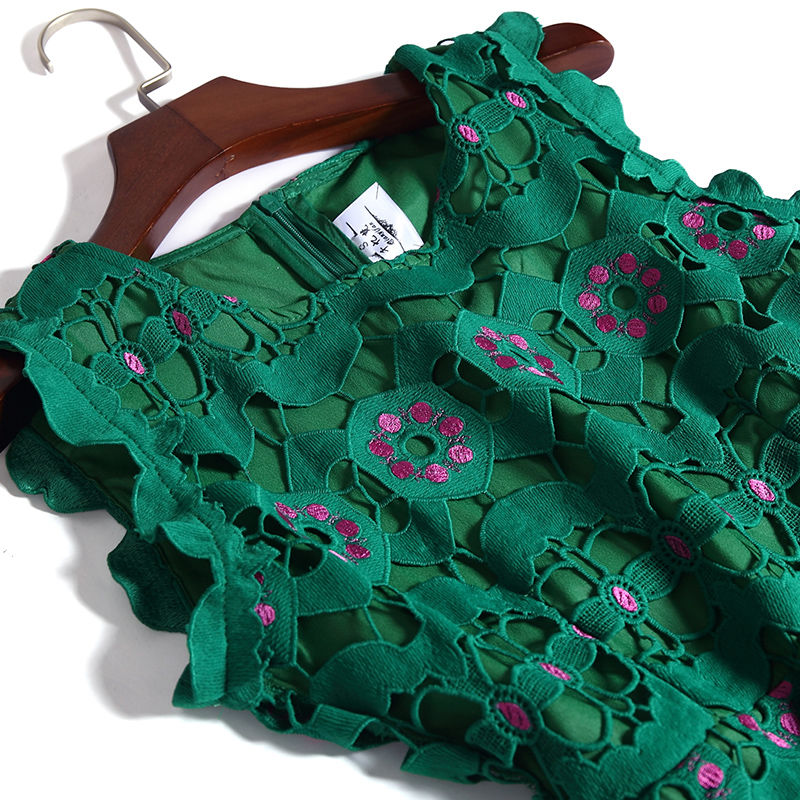 70后女人建议多穿“蕾丝裙”+高跟鞋，美到犯规，尽显迷人身段