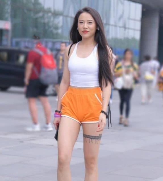 【 天使】美搭时尚热裤,更显女人魅力!,街拍美女:有着天使笑容的小姐姐