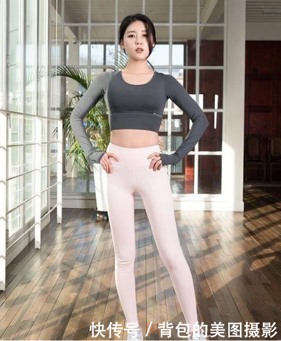 时尚又有弹性的打底裤，让小姐姐更加的高挑动人