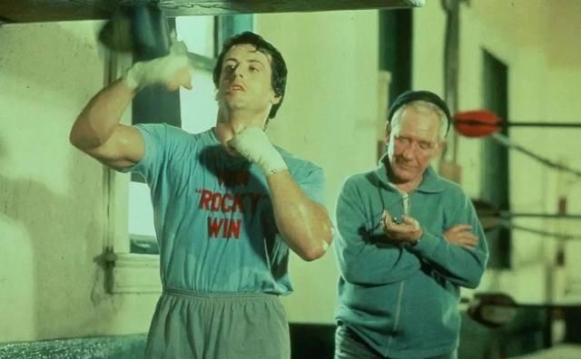  [动作明星]叫施瓦辛格“扮女人”“生孩子”，这部电影真笑出了我的八块腹肌