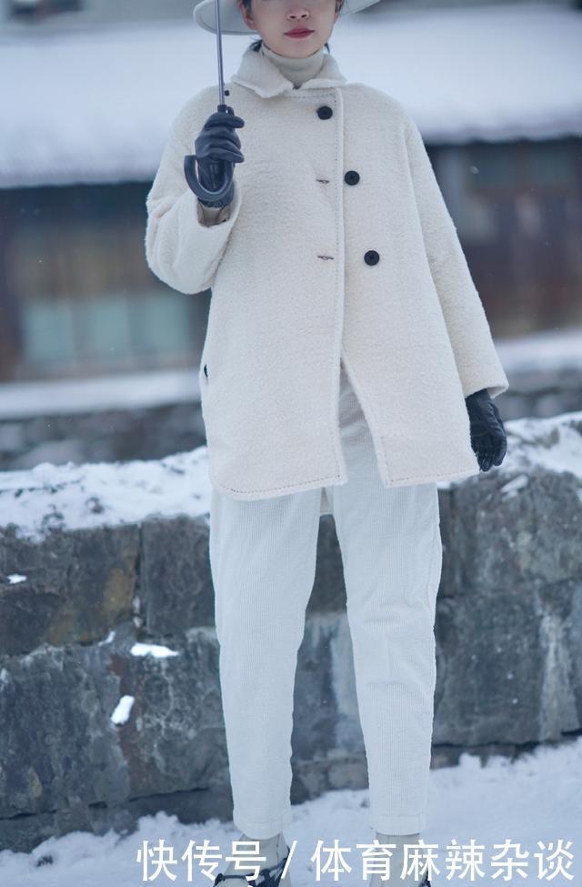 『气质』三木白雪中穿红大衣好惊艳,会穿搭的女人太有气质,优雅本人!