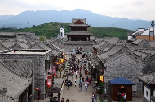 中国又一景区衰败，一碗素面30元，店铺为何批量倒闭？令人深思