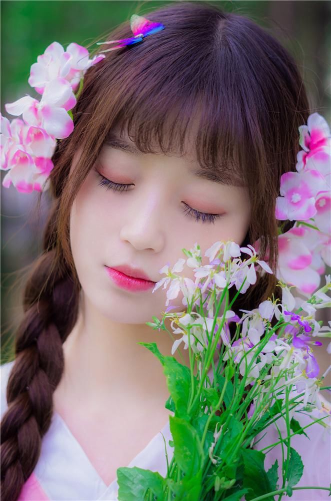 可爱俏皮美女娇憨性感花丛写真图片