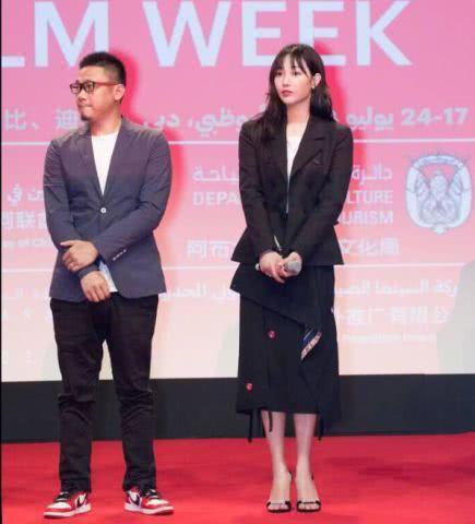 白百何出席活动，穿八千块凉鞋，网友：看到脚趾时我尴尬了！