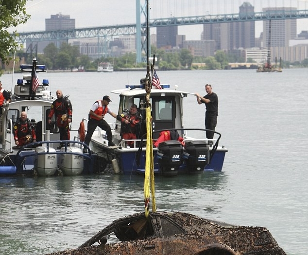 这条河底藏了无数的秘密，河里甚至不允许民众潜水