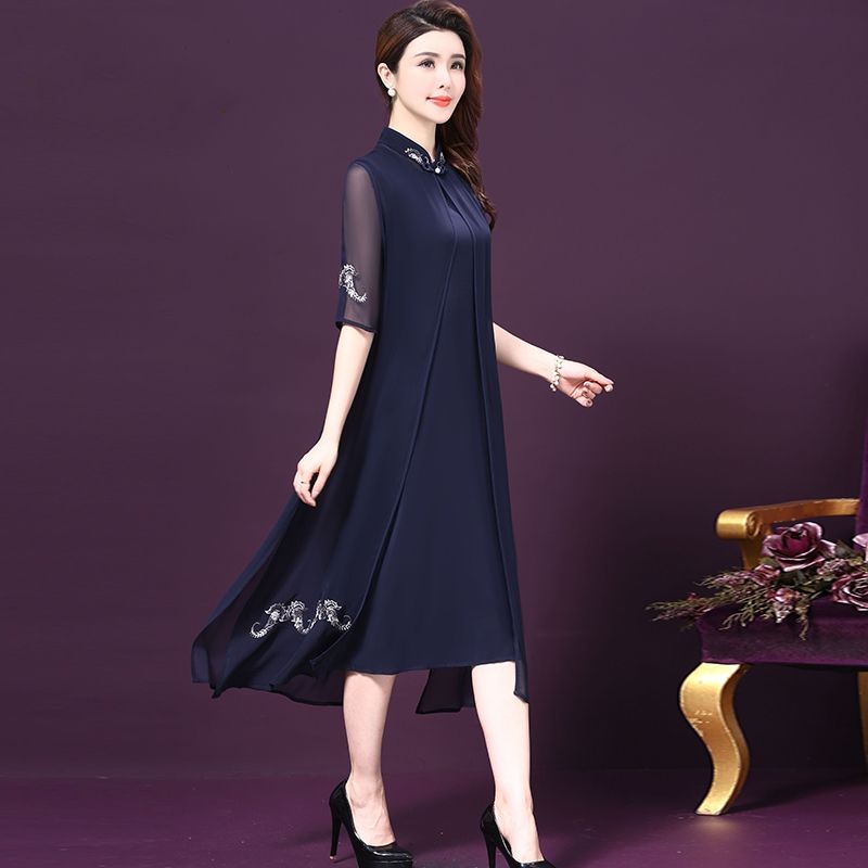 大姨不愧是“女神般”的存在，56岁穿上连衣裙还这么美