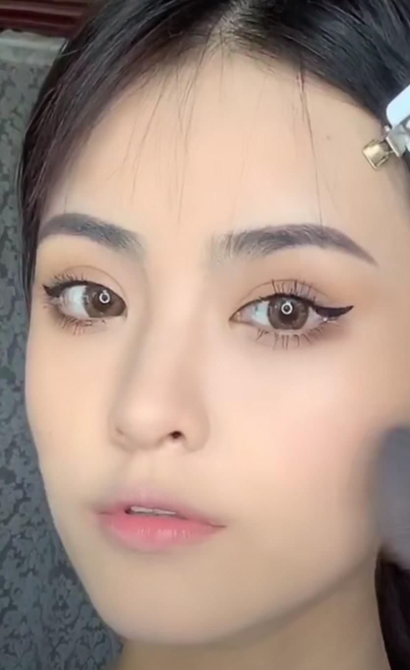  『爆炸』猛女仿妆“爆炸甜心安琦”，美人痣是灵魂，看清正脸：出道吧，pick你！