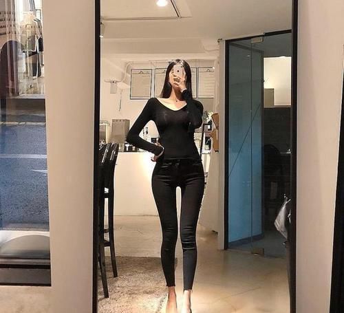  气质：牛仔裤展现纤细腰身，身材姣好有魅力，展现淑女气质很养眼！