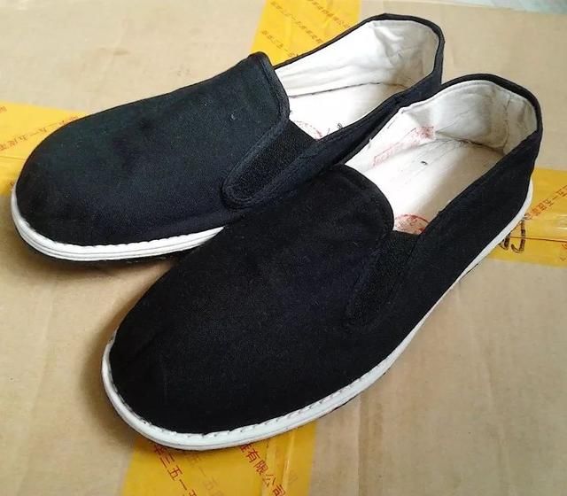 2万的编织袋？4千的塑料鞋？难道真是贫穷限制了我的审美？