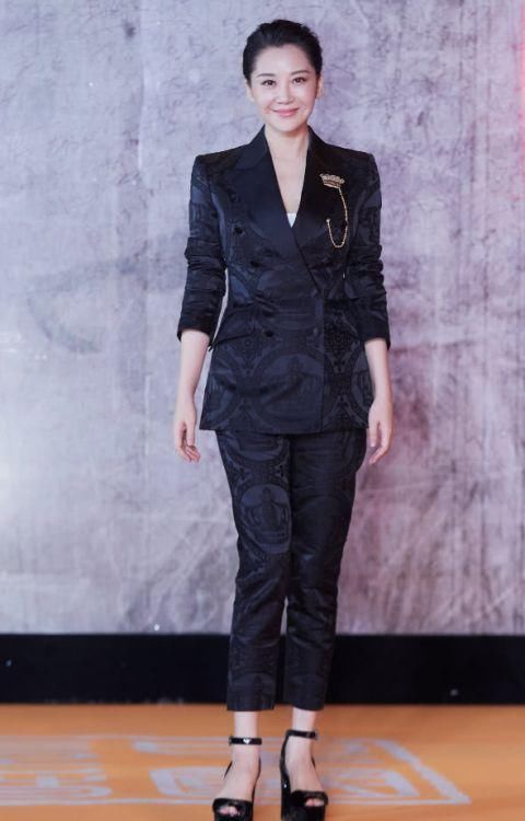 许晴身穿一套黑色的套装，她的“蚂蚁腰”太抢镜，哪像49岁的人