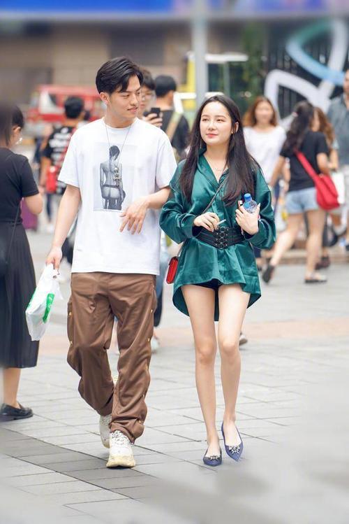 素人街拍:优雅的姿态离不开裙嫉妒第四位女生有如此帅气的男友