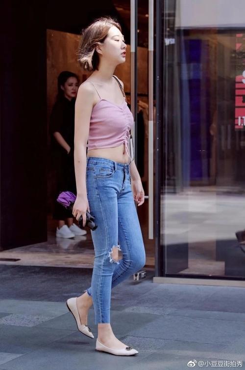 路人街拍，粉色小吊带小姐姐，自信秀出性感小蛮腰