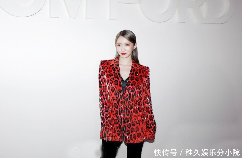 孟美岐穿红色豹纹装亮相纽约时装周看秀,与何穗景甜相比丝毫不差
