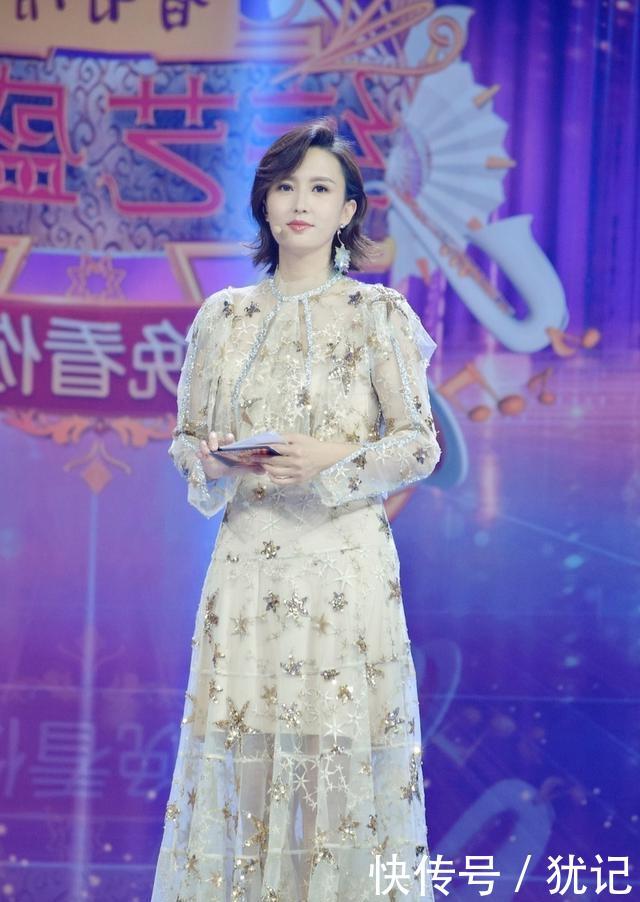  #美女#路人街拍，美女简单的背心搭配运动裤，看起来街头范十足！