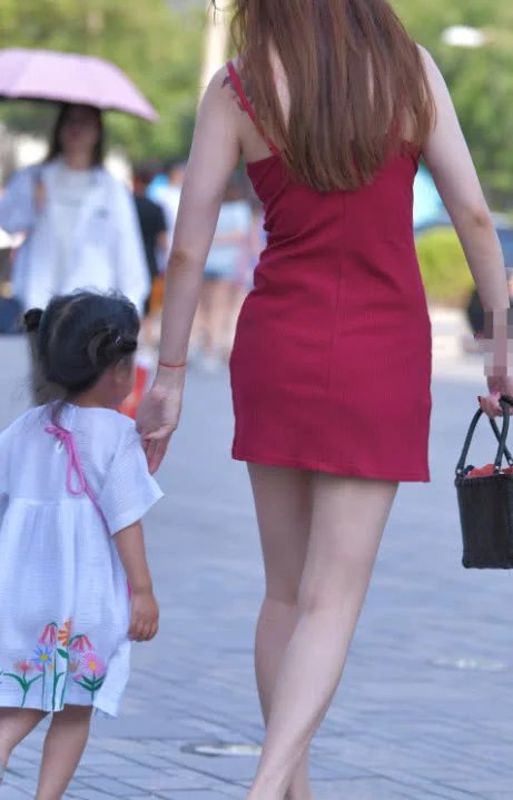 辣妈出门带娃出门逛街，红色吊带紧身连衣裙性感迷人，火辣又性感