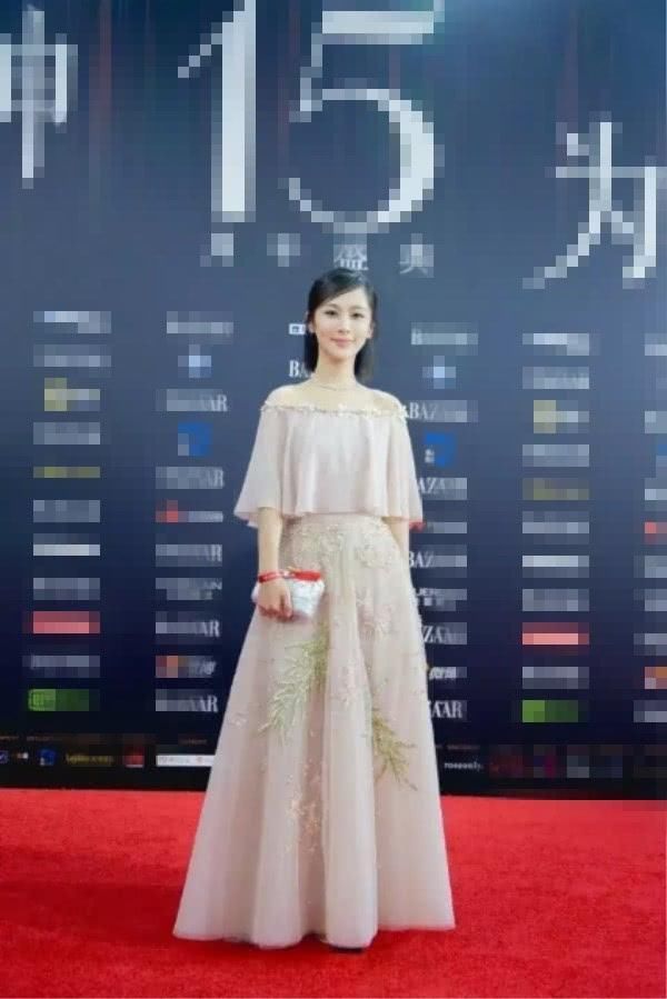 杨紫又一次时尚“暴击”，网友:瘦了之后漂亮很多!