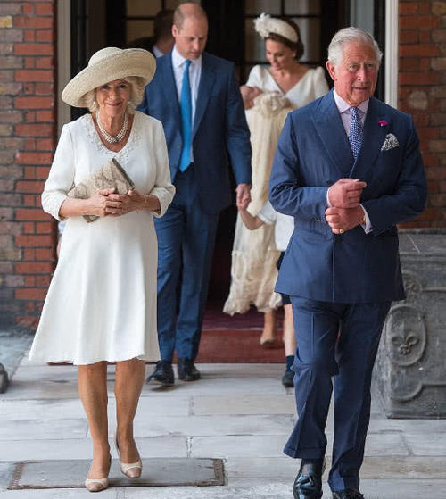 路易王子受洗梅根又成亮点，这次头发没乱，肩膀没露还穿了丝袜！